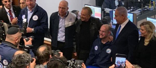 Beresheet'in uzaya fırlatılıp yörüngeye oturması ve sorunsuz çalışma sinyalleri vermesini İsrailli uzay araştırmacıları Başbakan Benyamin Netanyahu ile birlikte kutladı. - Sputnik Türkiye