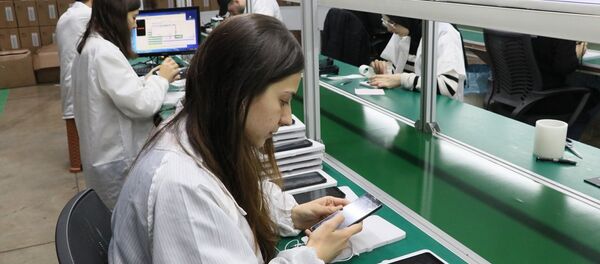 Reeder ilk akıllı cep telefonu 'P 13 Lite'ın üretimine başladı - Sputnik Türkiye