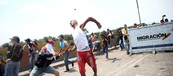 Protestocular, Kolombiya ve Venezüella arasındaki sınır çizgisindeki Simon Bolivar köprüsünde Venezüella güvenlik güçleriyle çarpıştı - Sputnik Türkiye