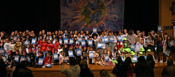 3. Uluslararası Çocuk ve Gençlik Sanat Festivali dans yarışmasını gerçekleştirdi. Gösteri sonunda katılımcı çocuklar hediyelerini aldı. - Sputnik Türkiye