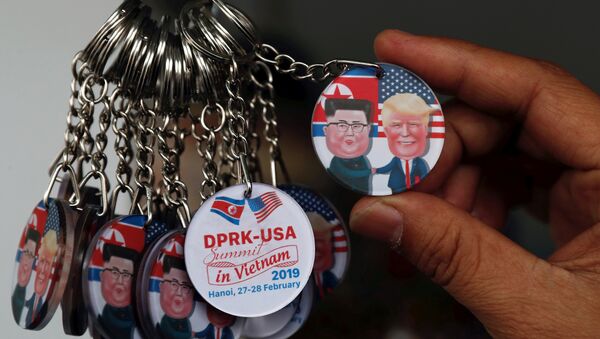 Vietnam'ın başkenti Hanoi'de Kim ile Trump'ın zirvesine evsahipliği vesilesiyle çeşitli hatıra eşyaları, hediyelikler piyasaya çıktı. - Sputnik Türkiye