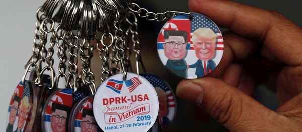 Vietnam'ın başkenti Hanoi'de Kim ile Trump'ın zirvesine evsahipliği vesilesiyle çeşitli hatıra eşyaları, hediyelikler piyasaya çıktı. - Sputnik Türkiye