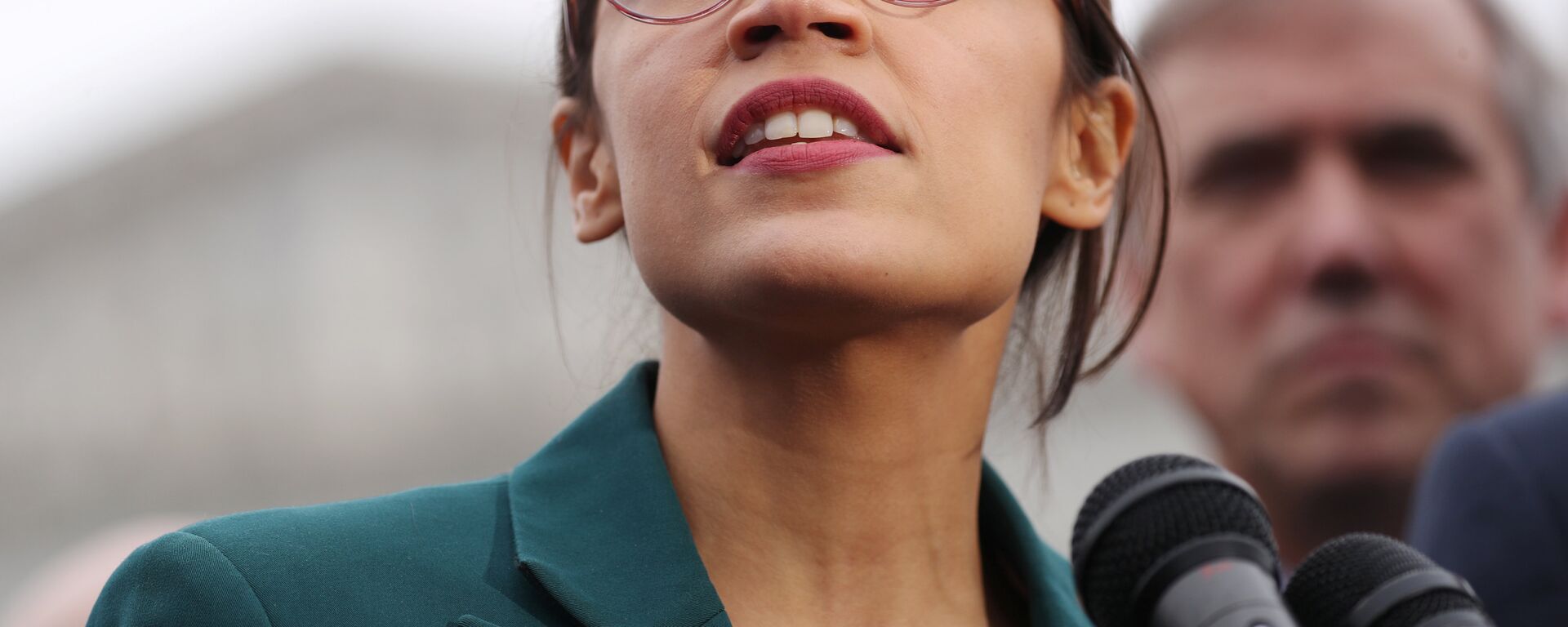 U.S. Representative Alexandria Ocasio-Cortez (D-NY) speaks during a news conference for a proposed Green New Deal to achieve net-zero greenhouse gas emissions in 10 years, at the U.S. Capitol in Washington, U.S. February 7, 2019 - Sputnik Türkiye, 1920, 13.10.2022
