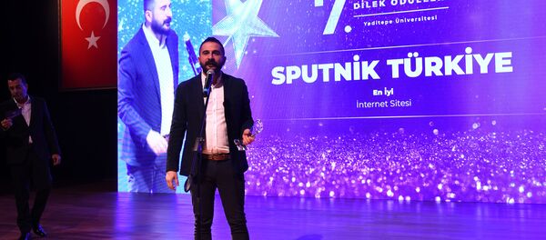 25 bin Yeditepe Üniversitesi öğrencisinin 35 kategoride seçtiği, yılın en iyileri arasında Sputnik Türkiye de yer aldı. Ödülü, Sputnik Türkiye Genel Yayın Yönetmeni Mahir Boztepe aldı. 25 bin Yeditepe Üniversitesi öğrencisinin 35 kategoride seçtiği, yılın en iyileri arasında Sputnik Türkiye de yer aldı. Ödülü, Sputnik Türkiye Genel Yayın Yönetmeni Mahir Boztepe aldı. - Sputnik Türkiye
