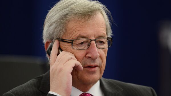 AB Komisyonu Başkanı Jean-Claude Juncker’i konuşma yaptığı sırada eşi aradı. Konuşmasını kesip eşinin telefonunu açan Juncker, tüm salonu güldürdü. - Sputnik Türkiye