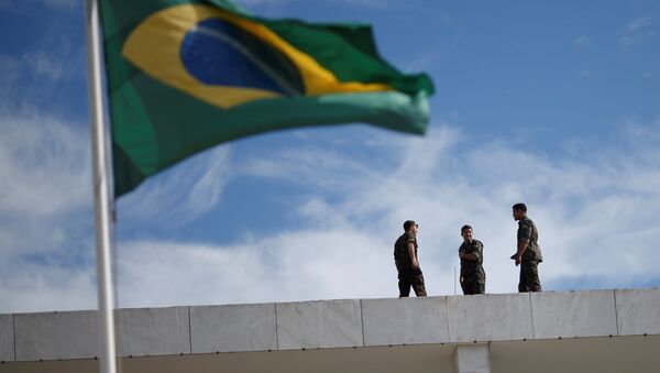 Brazilian Army soldiers are seen near the Brazilian flag - Sputnik Türkiye