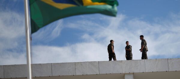 Brazilian Army soldiers are seen near the Brazilian flag - Sputnik Türkiye