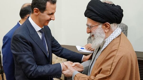 Suriye Devlet Başkanı Beşar Esad’ın Tahran’a gerçekleştirdiği çalışma ziyareti kapsamında  İran'ın dini lideri Ayetullah Ali Hamaney ile de bir araya geldi. - Sputnik Türkiye