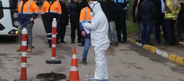 Ekipler tüm mahalleye yayılan kokunun kaynağını tespit etmek için bazı cihazlarla rögarlarda ve değişik noktalardan ölçümler yaptı. - Sputnik Türkiye