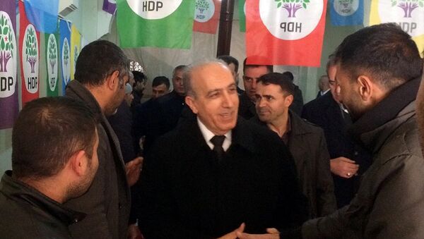 AK Parti'nin Belediye Başkan adayı Ertuğrul Eryılmaz, HDP'nin seçim bürosunu ziyaret etti - Sputnik Türkiye