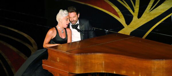 Lady Gaga ve Bradley Cooper, Oscar töreninde ödül alan 'Shallow' şarkısını birlikte seslendirdi. - Sputnik Türkiye