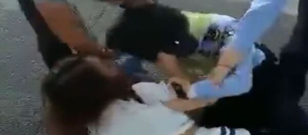 Kadın polis, durdurduğu sürücünün eşi ile birbirine girdi - Sputnik Türkiye