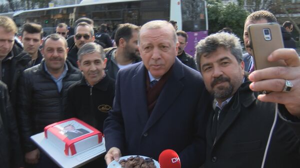 Basın mensuplarının soruları üzerine Erdoğan şu ifadeleri kullandı: Her canlı doğar, büyür, gelişir, ölür. Biz de her canlı gibi böyle bir süreci yaşadık. Yaşıyoruz ve gerek ilmi noktada gerekse siyasette attığımız adımlarla tüm milletimize, insanlığa hizmet etmenin gayreti içerisinde olduk. Şimdi de bu serüven böyle devam ederken, 65'i de yakaladık. Allah milletimize hizmet yolunda, ülkemize hizmet yolunda bizlere ömrü verdikçe biz de devam edeceğiz. Milletimizle beraber bu yolda olacağız. Hedefimiz de tek millet, tek bayrak, tek vatan, tek devlet. Yeter ki bir olalım, beraber olalım, iri olalım hep birlikte Türkiye olalım.  - Sputnik Türkiye