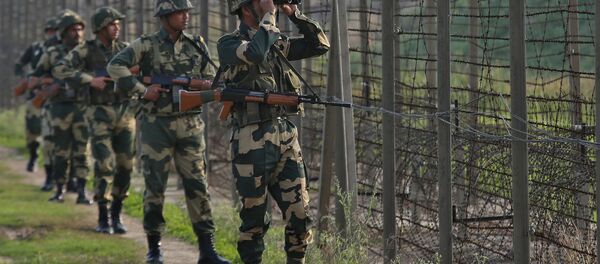 Pakistan sınırındaki Hint askerleri - Sputnik Türkiye