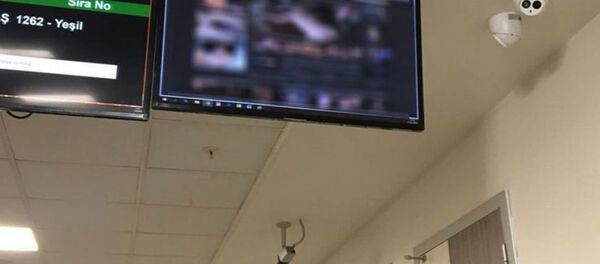 Kocaeli Devlet Hastanesi Acil Servisi bekleme salonunda porno yayını - Sputnik Türkiye