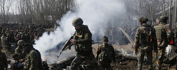 Pakistan ordusu hava sahalarına giren iki Hint savaş uçağının vurulduğunu ve birinin düştüğünü açıkladı. - Sputnik Türkiye