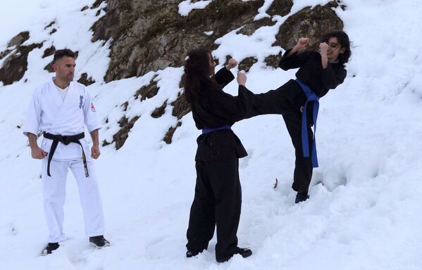 Irak'ta kar üzerinde karate eğitimi - Sputnik Türkiye