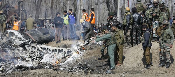 Cammu Keşmir'in Budgam bölgesinde düşen Hindistan uçağının kalıntıları - Sputnik Türkiye