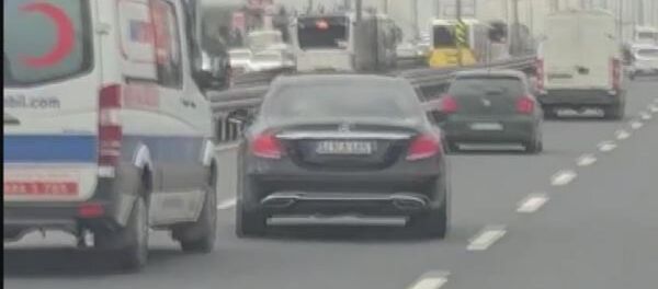 İstanbul'da bir sürücünün ambulansa 'yol vermeme' çabası kamerada - Sputnik Türkiye