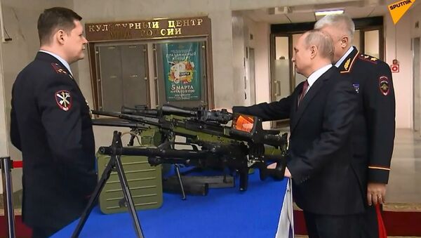 Putin, Rus ordusu ve polisi için hazırlanan yeni tabancaları inceledi - Sputnik Türkiye