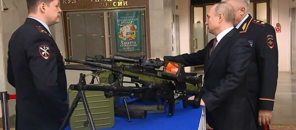 Putin, Rus ordusu ve polisi için hazırlanan yeni tabancaları inceledi - Sputnik Türkiye