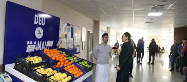 Dokuz Eylül Üniversitesi rektörü duyurdu: Tıp fakültesinde tanzim manav açıldı - Sputnik Türkiye