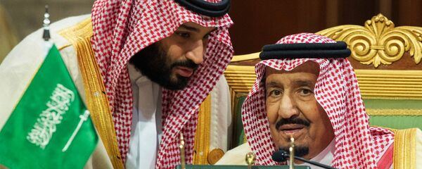 Suudi Arabistan Kralı Selman bin Abdülaziz el Suud  ile Veliaht Prensi Muhammed bin Selman - Sputnik Türkiye