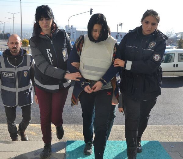 Zanlılar çelik yelek giydirilerek adliyeye sevk edildi.  - Sputnik Türkiye