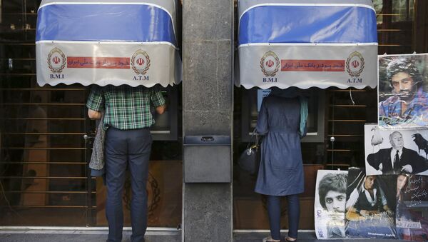 Iranians use ATM machines of Bank Melli Iran in downtown Tehran, Iran (File) - Sputnik Türkiye