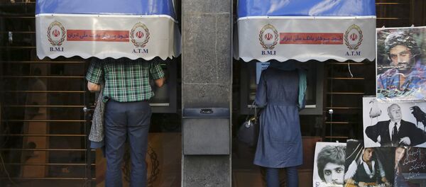 Iranians use ATM machines of Bank Melli Iran in downtown Tehran, Iran (File) - Sputnik Türkiye