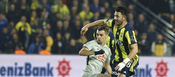Spor Toto Süper Lig'in 24. haftasında Fenerbahçe ile Çaykur Rizespor takımları, Ülker Stadyumu'nda karşılaştı. Fenerbahçeli oyuncu Tolgay Arslan (sağda), bir pozisyonda Çaykur Rizespor oyuncusu Abdullah Durak (solda) ile mücadele etti. - Sputnik Türkiye