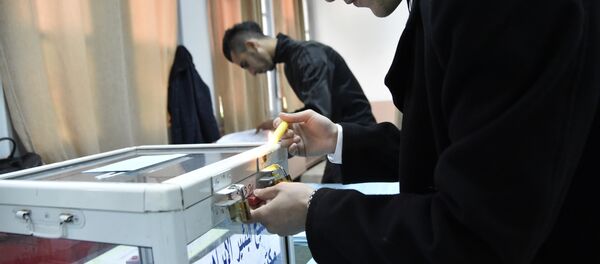 An electoral official works on a ballot box at a polling station in Algiers on November 23, 2017 as Algeria goes to the polls for local elections. - Sputnik Türkiye