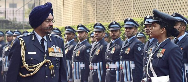 Hindistan Hava Kuvvetleri Komutanı B.S. Dhanoa askeri teftişte - Sputnik Türkiye