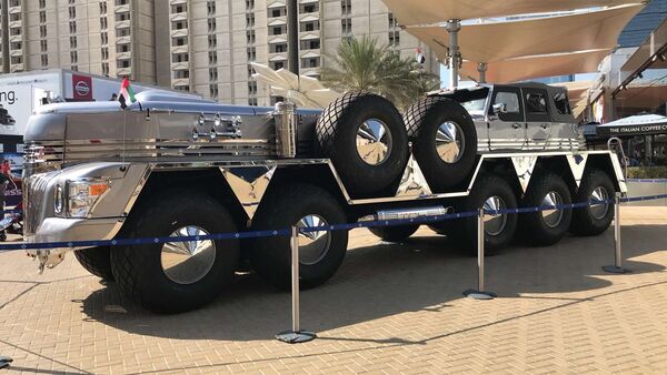 Abu Dabi emirlik ailesinden Şeyh Hamad Bin Hamdan El Nahyan için özel olarak Dubai’de üretilen Dhabiyan adlı 10 tekerlekli devasa arazi aracının videosu çekilerek internette yayınlandı. - Sputnik Türkiye