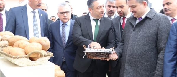 Tarım ve Orman Bakanı Bekir Pakdemirli, Niğde'de yerli tohum çalışmalarının yürütüldüğü Patates Araştırma Enstitüsünü ziyaret ederek Müdür Uğur Pırlak'tan brifing aldı. Burada üretilen renkli patateslerden hazırlanan cipslerin tadına bakan Pakdemirli, laboratuvarları gezerek serada hasat yaptı. - Sputnik Türkiye