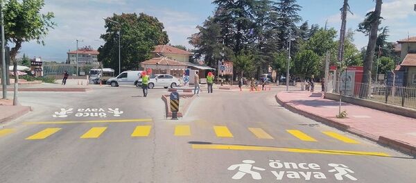 Yaya ve okul geçitlerine 'Önce Yaya' görselleri çizilecek - Sputnik Türkiye