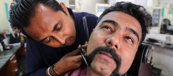 Pakistan tarafından düşürülen Hint savaş uçağının pilotu Abhinandan Varthaman'ı 'kahraman' olarak gören pek çok Hint erkeği, pilotun bıyıklarını taklit etmek için berberlerin yolnunu tutuyor. Pakistan tarafından düşürülen Hint savaş uçağının pilotu Abhinandan Varthaman'ı 'kahraman' olarak gören pek çok Hint erkeği, pilotun bıyıklarını taklit etmek için berberlerin yolnunu tutuyor. - Sputnik Türkiye