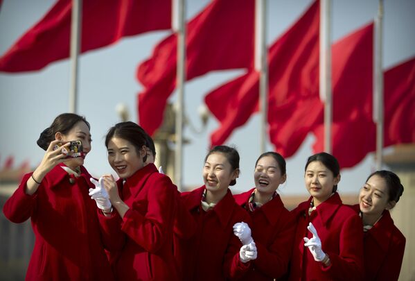 Pekin'deki Tiananmen Meydanı'nda Çin Ulusal Halk Kongresi'nin delegelerini karşılayan hostes kızları poz veriyor. - Sputnik Türkiye