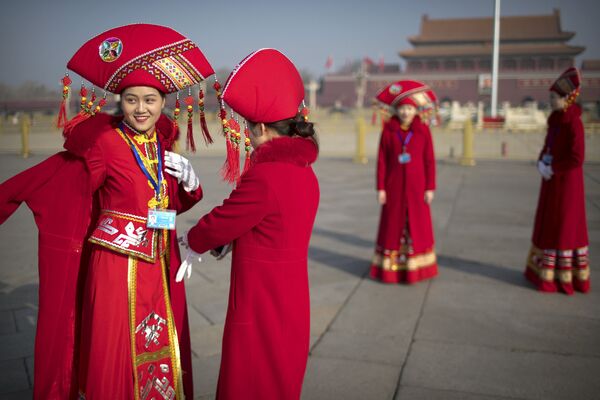 Tiananmen Meydanı'nda selfie çeken ulusal kıyafetli hostes kızları. - Sputnik Türkiye