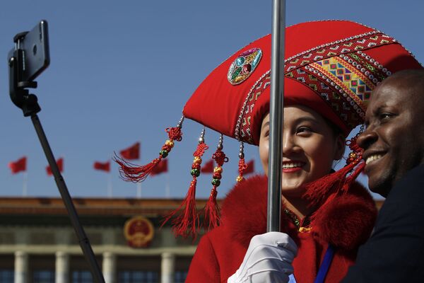 Çinli  hostes kızları, Pekin’deki Tiananmen Meydanı'nda. - Sputnik Türkiye