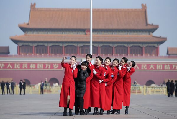 Güzelliğiyle dikkatleri üzerinde toplayan Çinli  hostes kızları, Pekin’deki Tiananmen Meydanı'nda. - Sputnik Türkiye