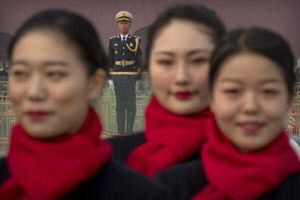 Çinli  hostes kızları, Pekin’deki Tiananmen Meydanı'nda. - Sputnik Türkiye