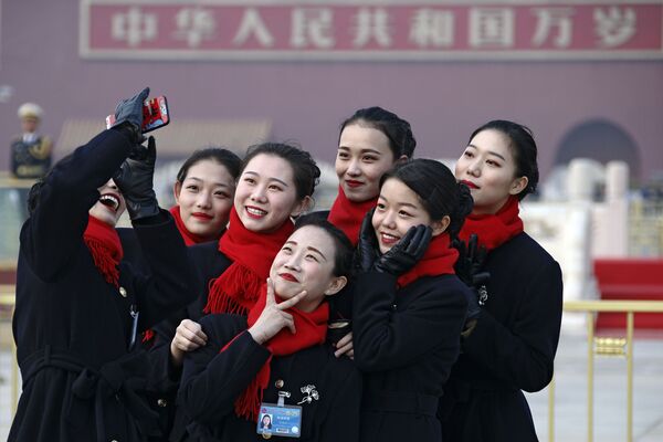 Çin'in başkenti Pekin'de Tiananmen Meydanı'ndaki Büyük Halk Salonu'nda yapılan Çin Ulusal Halk Kongresi'nin (ÇUHK) açılış oturumunun yapılması sebebiyle düzenlenen etkinliğe katılan hostes kızları. - Sputnik Türkiye
