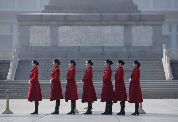 Çin Ulusal Halk Kongresi'nin (ÇUHK) olağan oturumunun katılımcılarını karşılama törenine katılan hostes kızlar. - Sputnik Türkiye