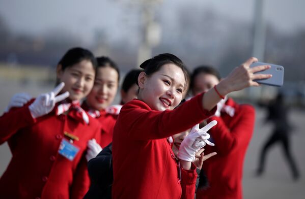 Pekin’deki etkinliğe katılan hostes kızları selfie çekiyor. - Sputnik Türkiye