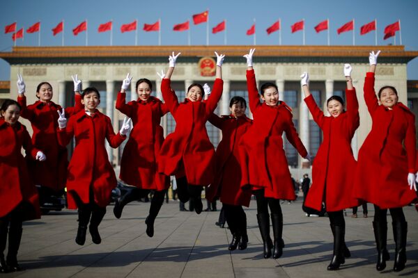 Çin'in başkenti Pekin'de düzenlenen Çin Ulusal Halk Kongresi'nin (ÇUHK) açılış  töreni sırasında Tiananmen Meydanı'nda poz veren misafir karşılama hostesleri. - Sputnik Türkiye