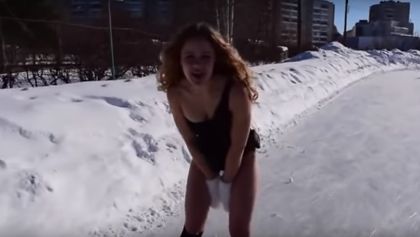 Rus kadın mayo ile sokakta buz pateni yaptı: ‘Sütüm donacak’ - Sputnik Türkiye