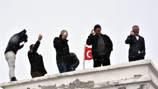 Cep telefonuyla konuşmak için tepeye çıkıyorlar - Sputnik Türkiye