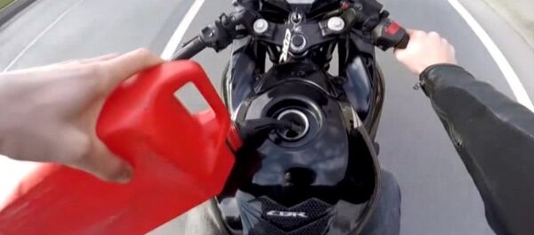 seyir halinde deposuna benzin dolduran motosiklet sürücüsü seyir halinde deposuna benzin dolduran motosiklet sürücüsü - Sputnik Türkiye