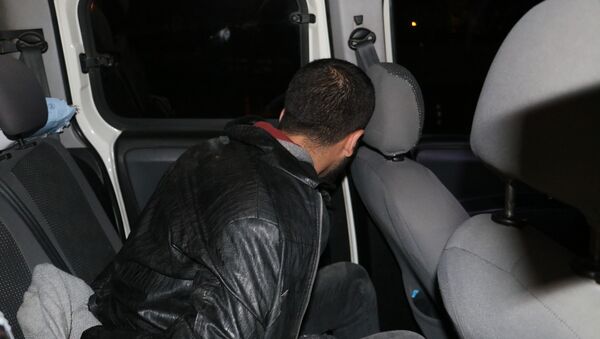 Adana’da bir kişi hırsızlık için girdiği oto yıkama dükkanı içerisinde polis tarafından suçüstü yakalandı - Sputnik Türkiye